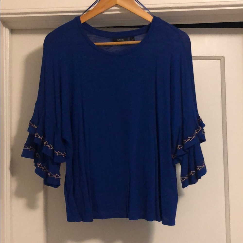 Blouse with decorative sleeves
